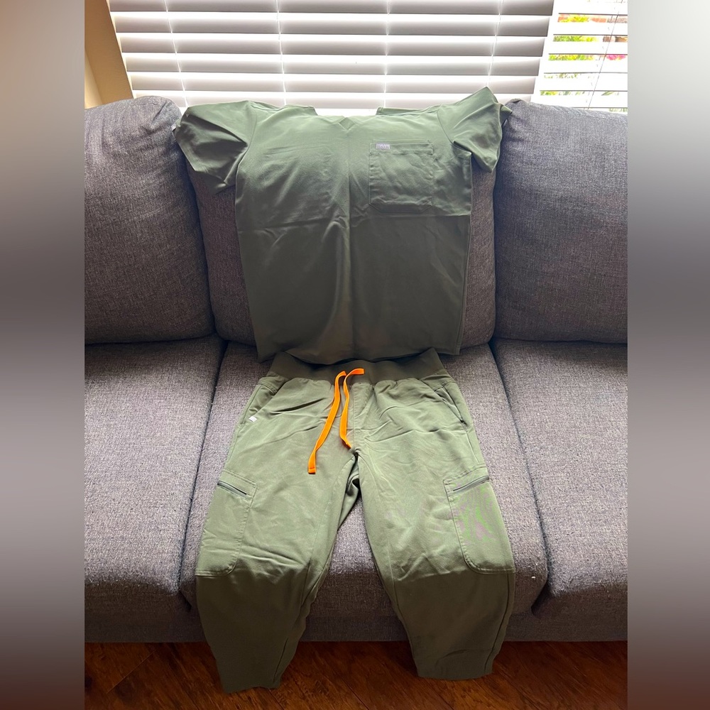 Size M Figs scrub set.